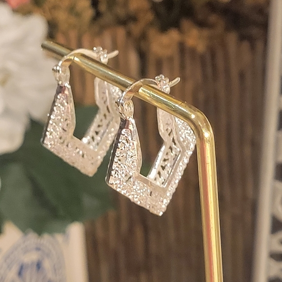 Silver Filigree Geometric shaped earrings. New - Picture 2 of 4